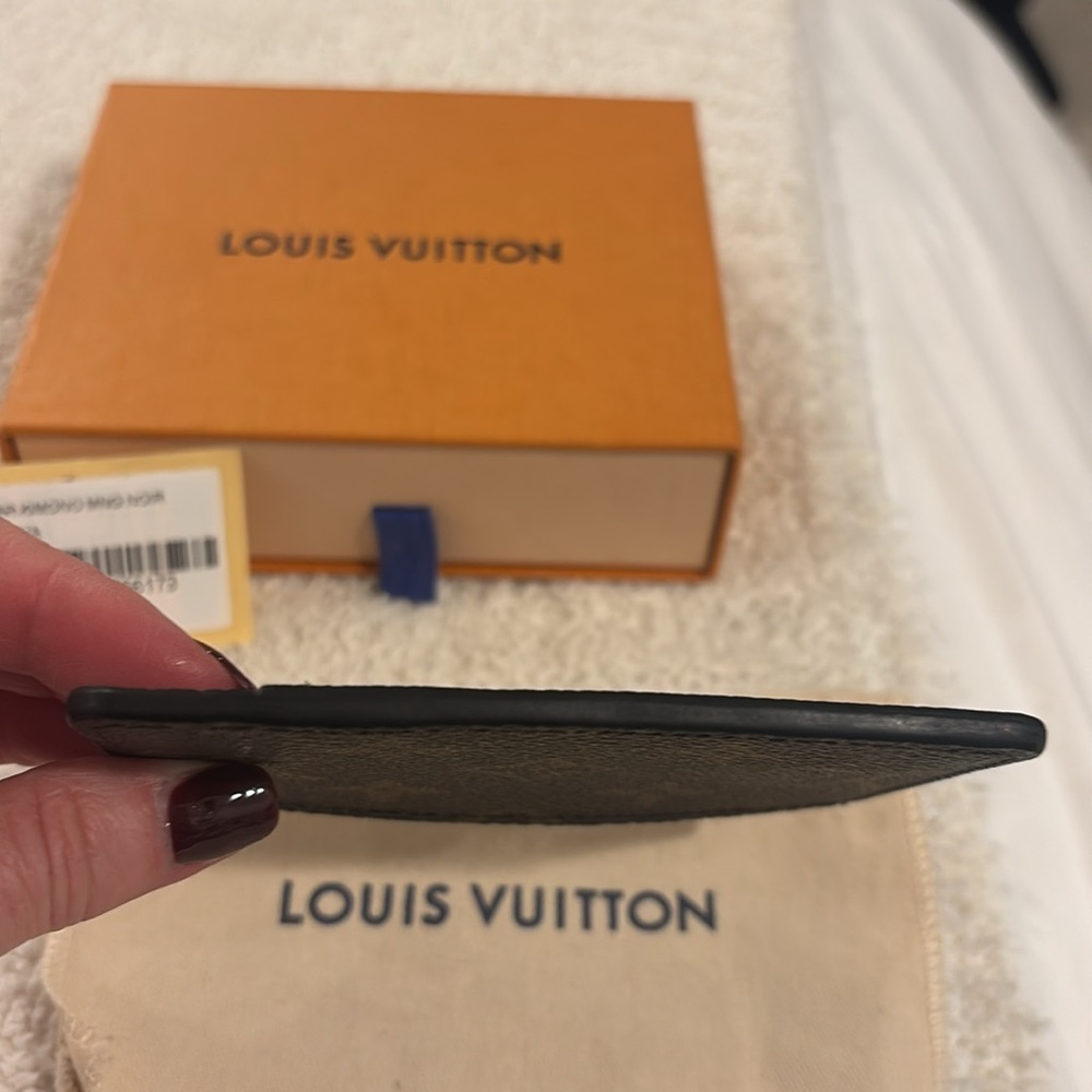 LOUIS VUITTON Porte Cartes Kimono M56173

Monogram women’s noir card case - Picture 6 of 9